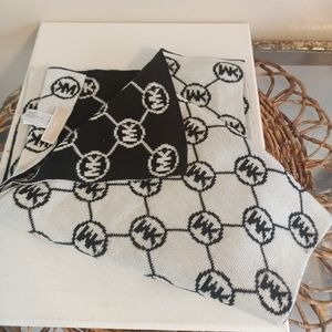 Michael Kors reversible scarf Black and white MK design